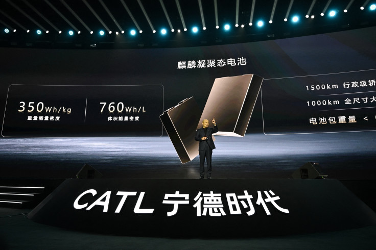 4. 宁德时代(CATL)董事长警告:中国车企"一天出3款新车"正在制造电池质量隐患 事件:CATL董事长曾毓群9月3日在四川宜宾"2026世界动力电池大会"上表示,今年中国车企已推出超600款新车型,平均每天约3款,过快的开发节奏正导致电池批量质量问题。(CarNewsChina,15小时前) 老外角度:全球最大动力电池供应商的老板,亲口承认自己最大的客户群体(中国车企)"卷"出了质量风险——这是行业龙头罕见地对自己最引以为傲的"中国速度"叙事泼冷水。 反常识钩子:中国新能源车最自豪的"上新快",恰恰
